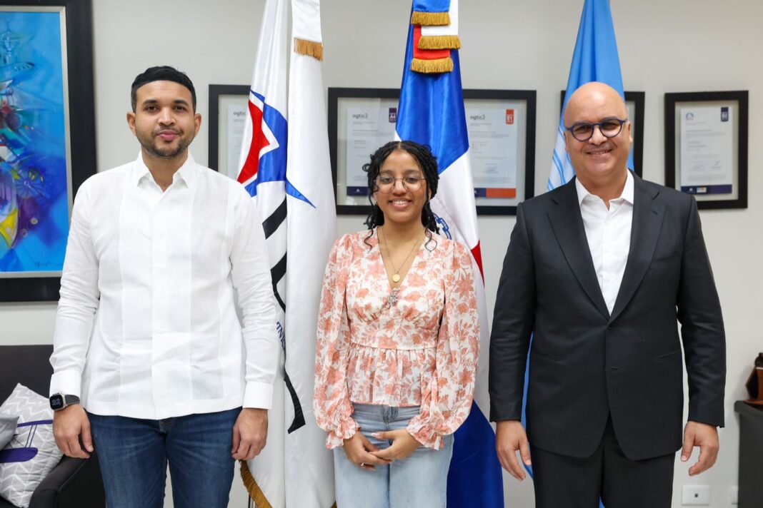 Carlos Valdez, ministro de la Juventud_ Chantal Valenzuela Santana, estudiante de Ingeniería Aeroespacial e Igor Rodríguez, director general del IDAC