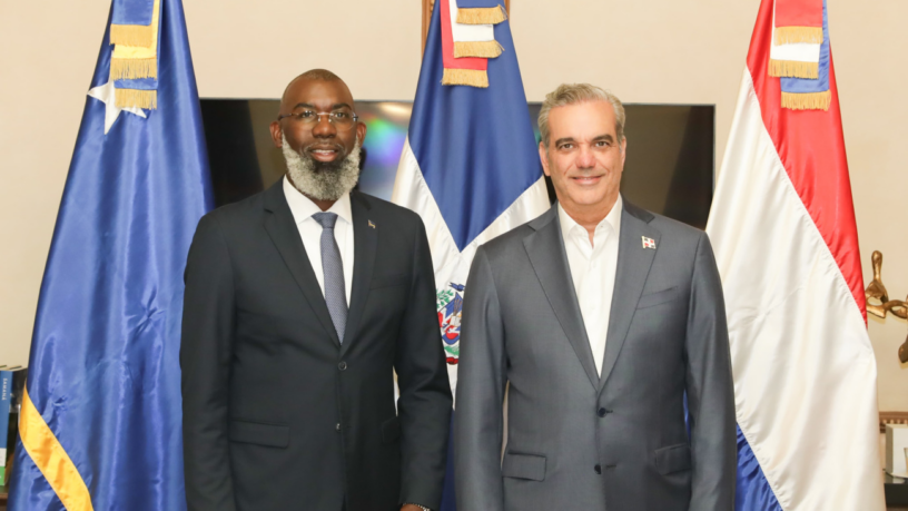 El Presidente Abinader sostiene reunión bilateral con primer ministro de Curazao y jefe de la delegación de Países Bajos