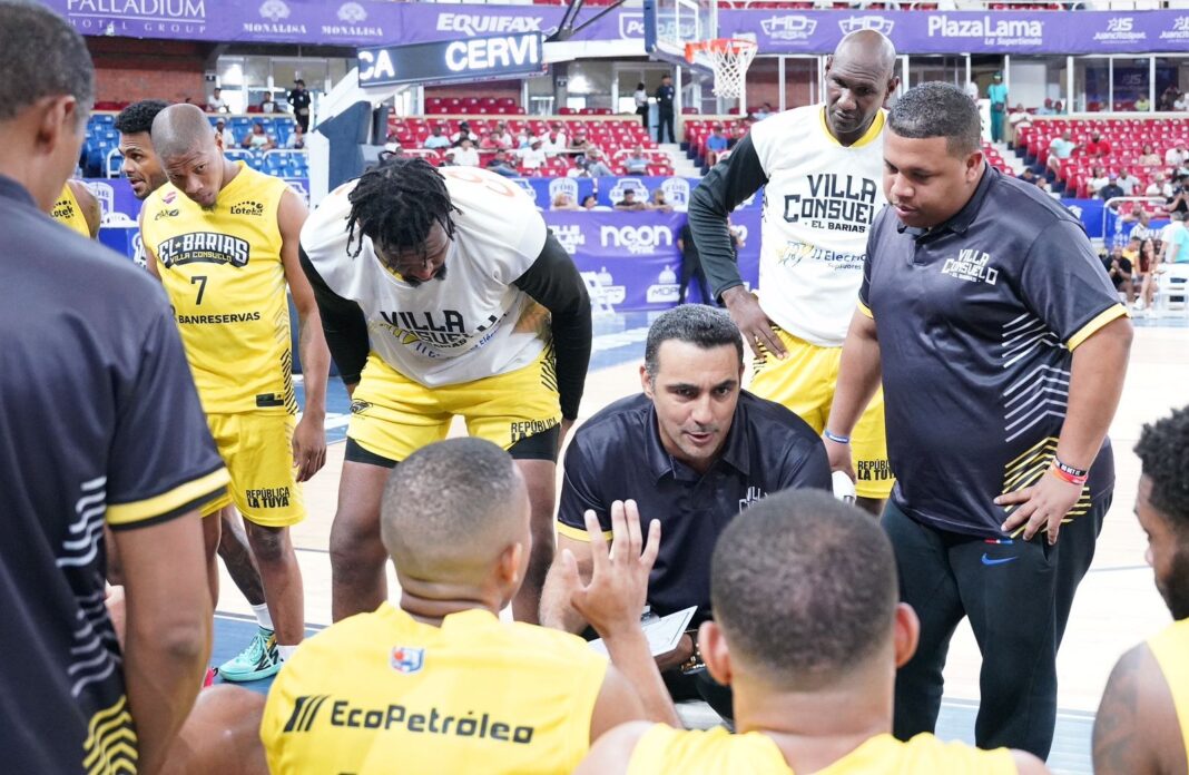 El dirigente Julio Duquela orienta a sus jugadores