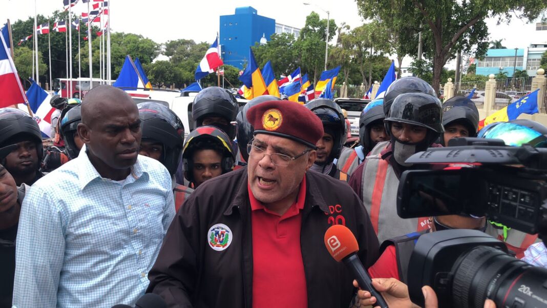 Luis “El Gallo” pide seguir con la deportación de ilegales