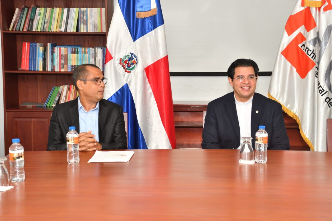 Rector de PUCMM visita el AGN