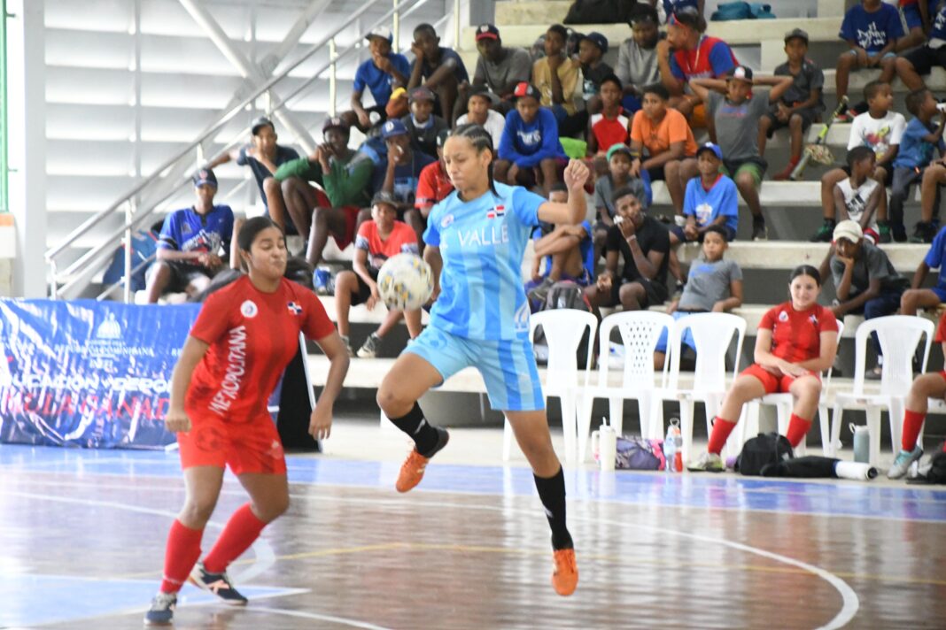 Torneo Futbol Sala... Dos jugadoras de los equipos Metropolitana y El Valle (Azua) se disputa el balón