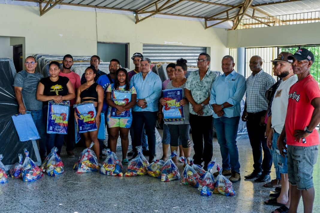 Alcalde Ulises Rodríguez brinda apoyo a las familias afectadas por incendio en el Barrio Los Santos 5