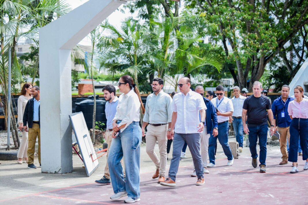 Alcalde Ulises Rodríguez supervisa avances en renovación del parque de Villa Olga