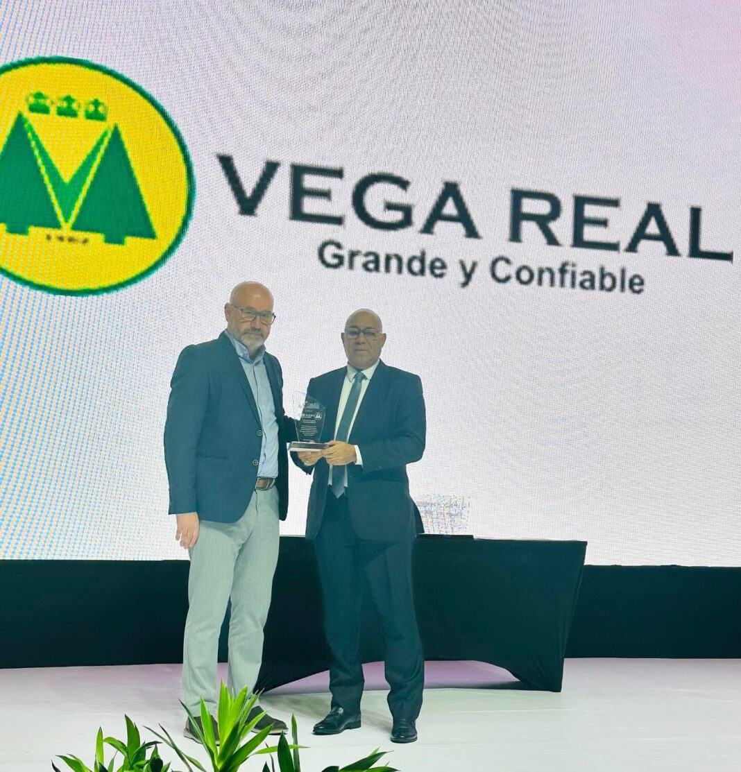 Dr. Yanio Concepción Recibe Reconocimiento de Alto Nivel en Panamá por su Impacto en el Cooperativismo