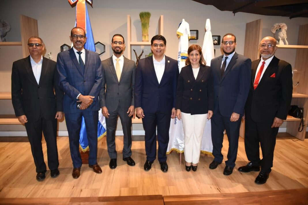 Felipe Subervi y Wady Ramírez junto a rectores de universidades invitadas