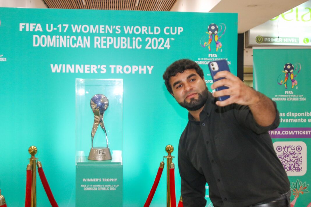 Santiago recibe entusiasmo el trofeo del Mundial Sub-17