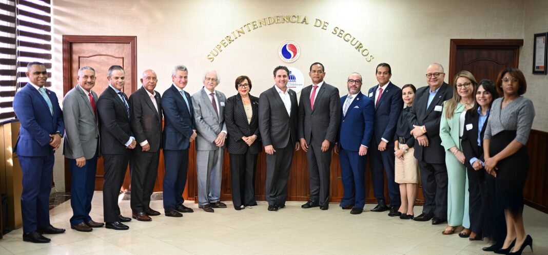 Superintendente de Seguros y CADOAR se reúnen para fomentar diálogo y promover fortalecimiento sector