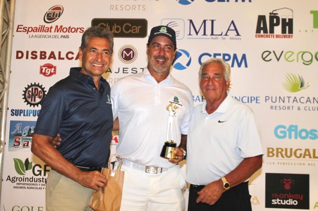 Desde la izquierda Tedy García, presidente del Grupo Dominico Catalán, Marcel Olivares (campeón gross A), y el homenajeado, Paul Scheer.