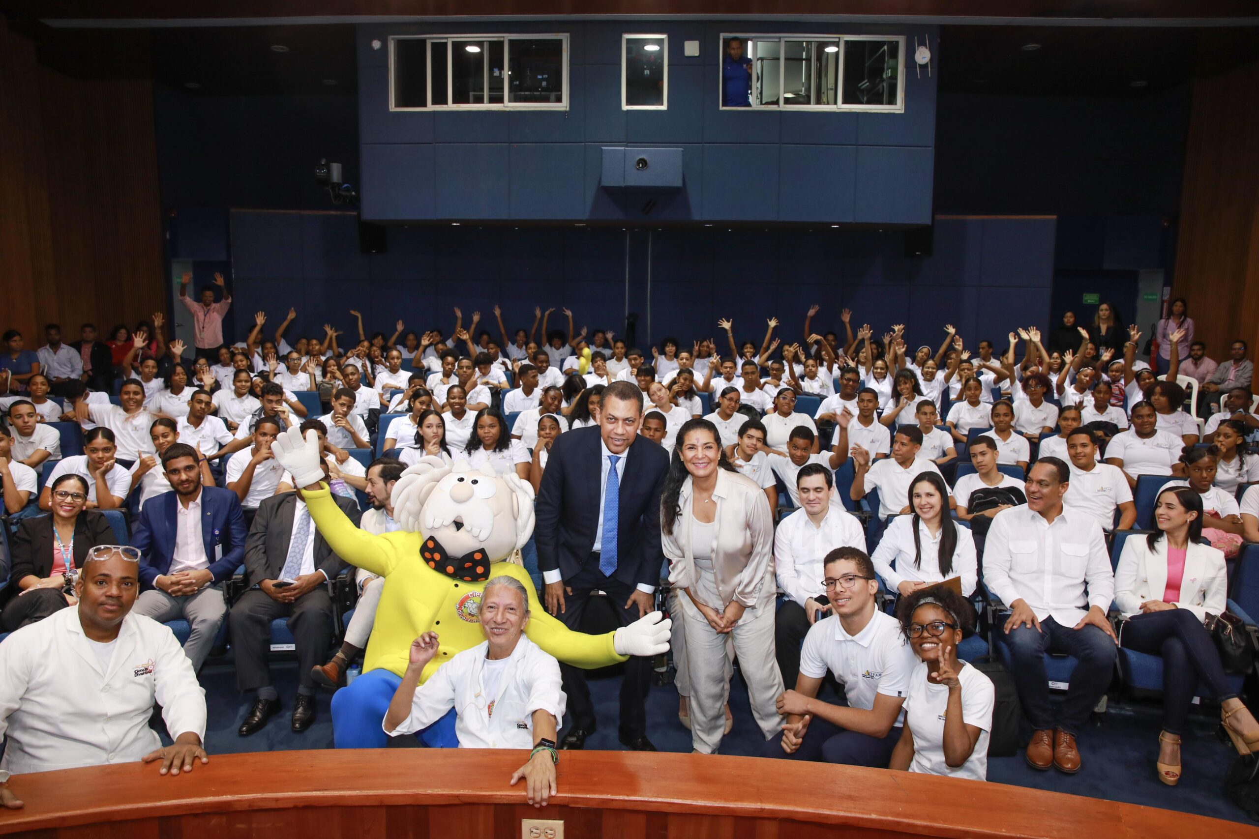 El presidente del Consejo Directivo del INDOTEL, Patricia Solano, directora de la franquicia Ciencia Divertida juntos a los estudiantes del Instituto Tecnológico Fabio Amable Mota