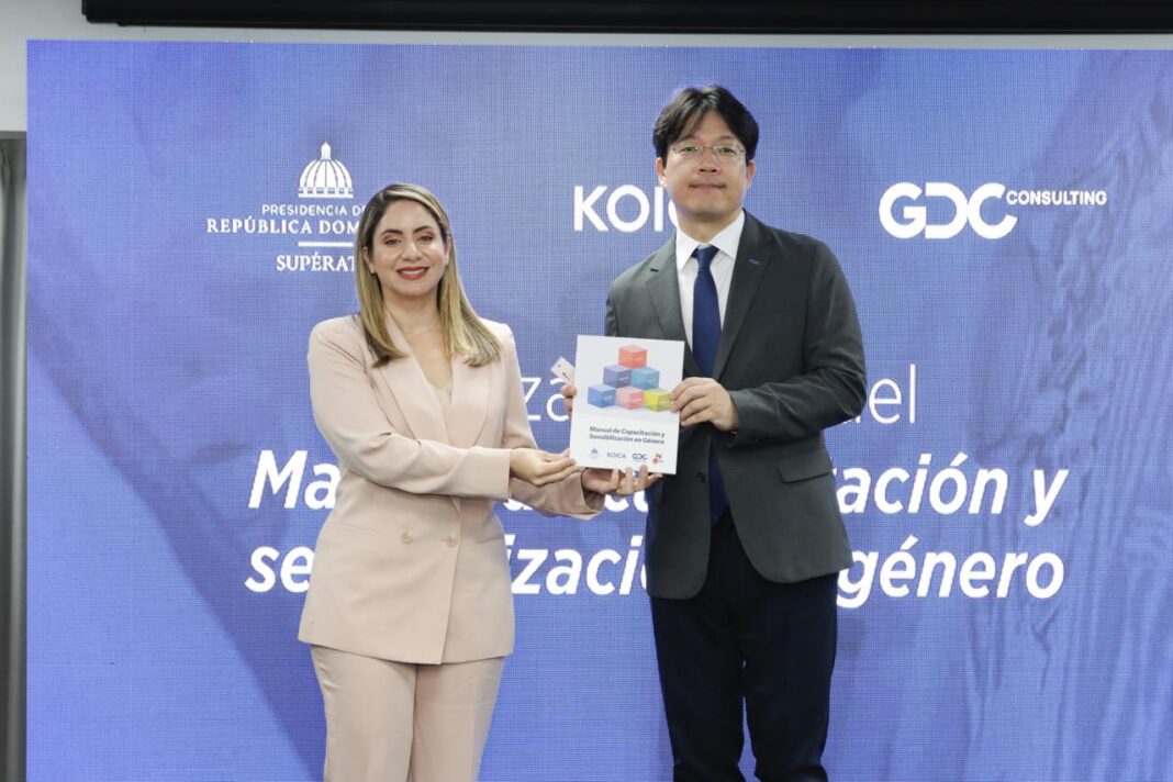 Gloria Reyes y Joonsung Park, director de KOICA en República Dominicana, presentan ejemplar del Manual de Capacitación y Sensibilización en Género