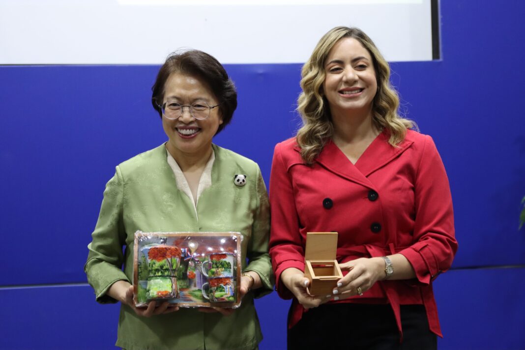 Huang Xiaowei, vicepresidenta de la Federación Nacional de Mujeres de China, y Gloria Reyes, directora general de Supérate