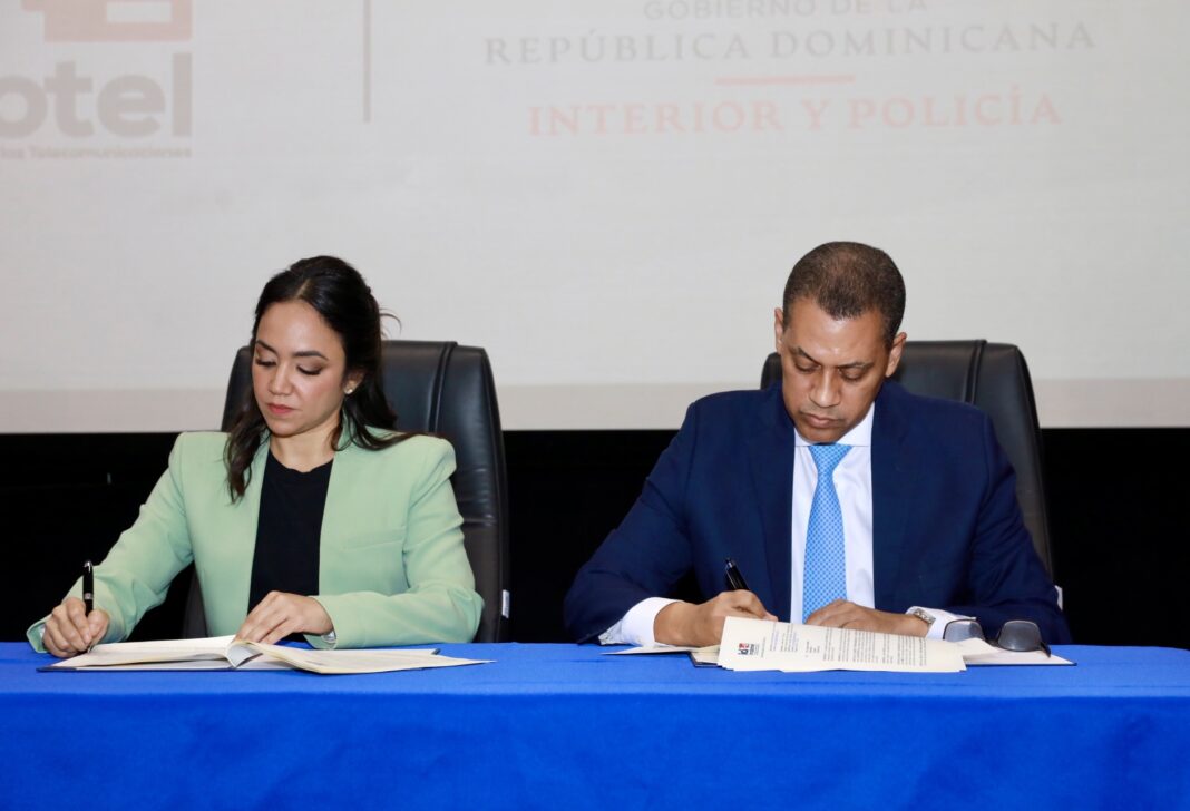 Incumbentes firmando el convenio que busca modernizar de la Policía y mejorar los niveles de eficiencia en el registro de delitos