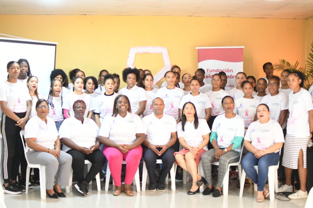 La presidenta de la Fundación Leidi Germán, junto a las atletas participantes en la charla