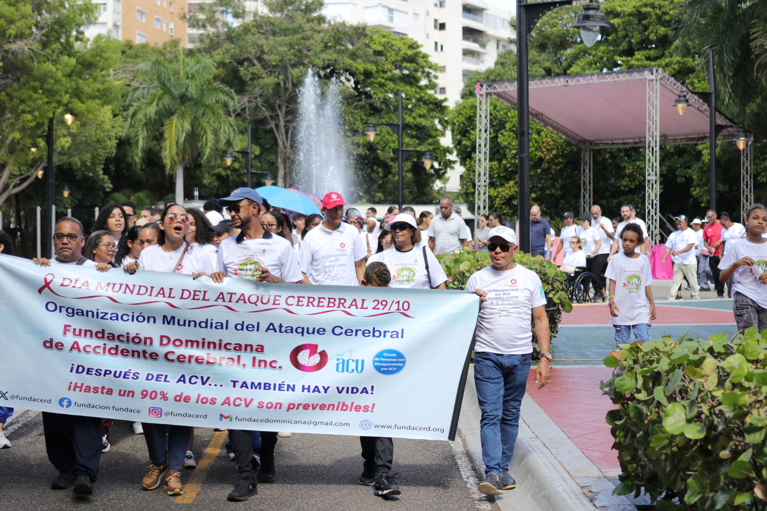 Los doctores Marlon González, Amaury García Silverio, Edwina Luna, Luis Suazo y Angélica Ramírez encabezaron la caminata de Fundace
