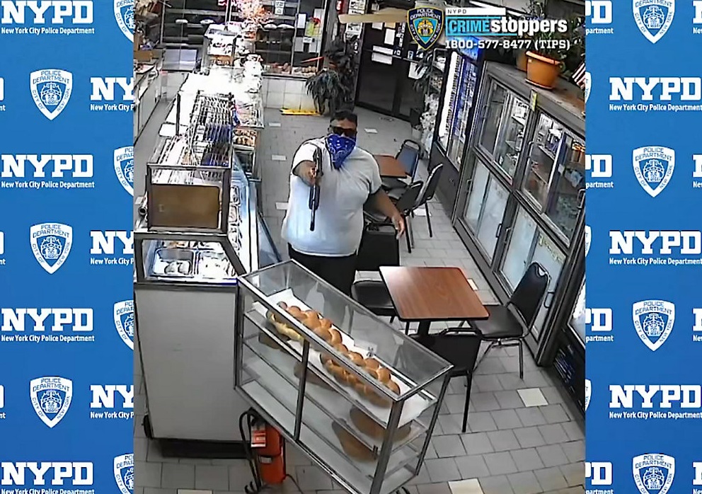 ¡Insólito! Hombre intenta asaltar panadería en Queens armado de un fusil AK-47