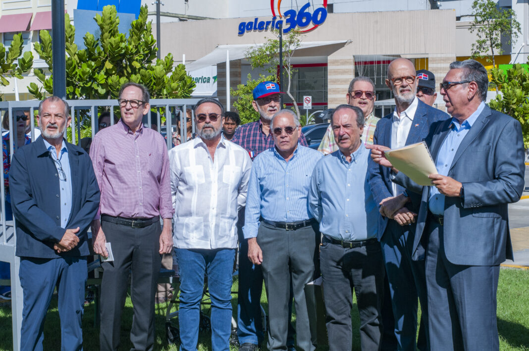 Danilo Ginebra, Orlando Prieto, Pedro Raful, Matos Berrido, Martínez Prota, Fernando García, Roberto Fernández, Rafael Calderón Efres (vicepresidente) y. Luis Marte (presidente)