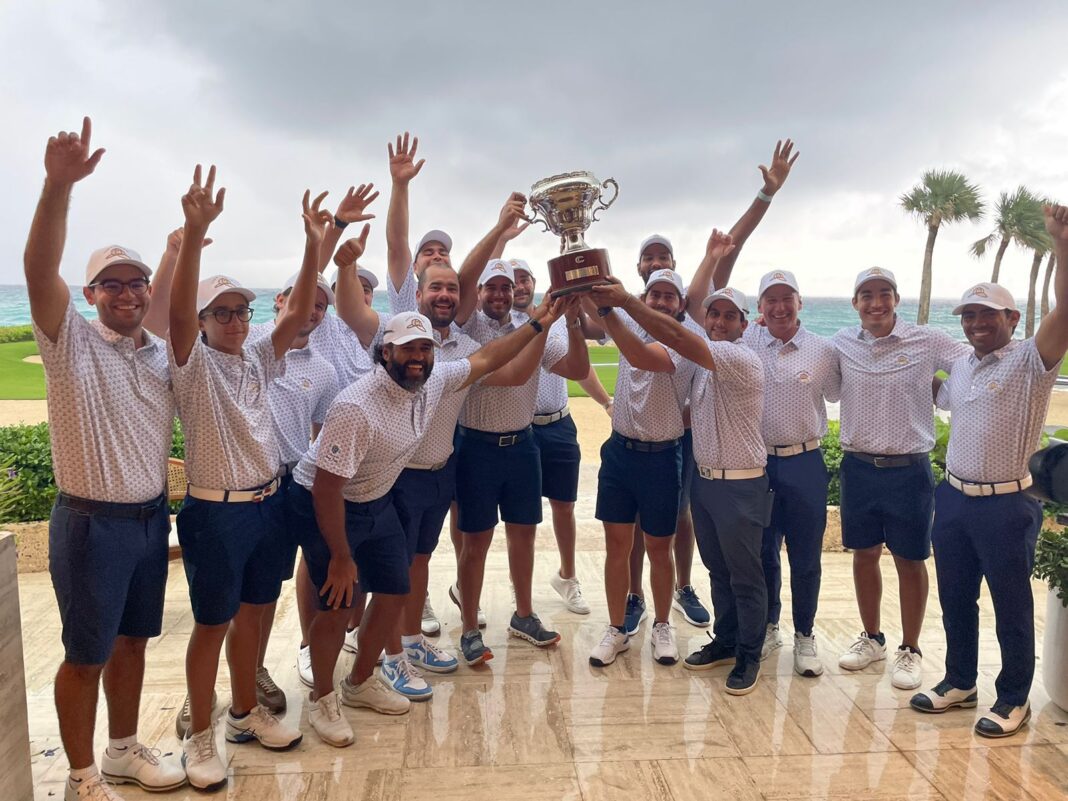 El equipo campeón de la Copa Corrie de golf celebra con el trofeo