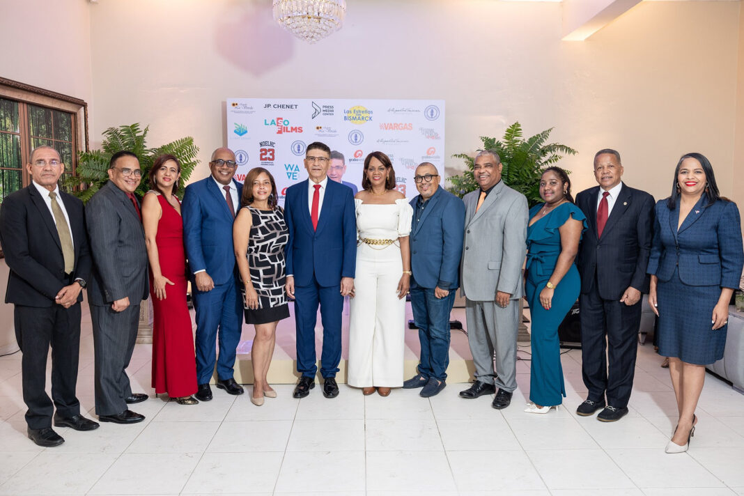 Joseph Báez, Luis Peralta, Ana Ulloa, Víctor Peña, Sugey De Jesús, Bismarck Morales, Nancy Santana, Américo Celado, Aridio Castillo, Stephanie Guerrero, Giovanni Matos y Ana Daisy Guerre