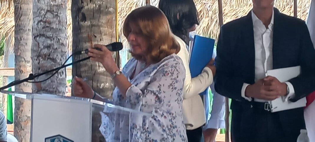 La presidenta de la Fundación Ciencia y Arte, Jacqueline Boin, habla en el acto inaugural