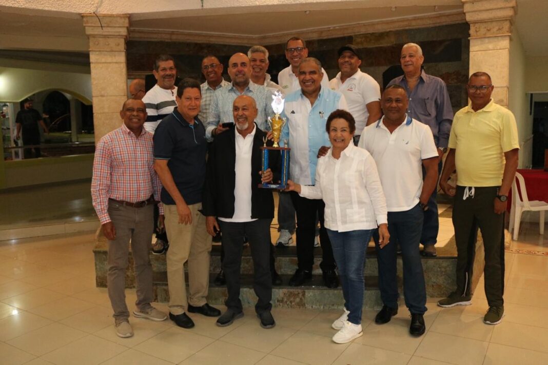 Los ganadores del torneo reciben premios de Sonia Maria, Enrique González, Raúl Lozano y Manolo Tavarez