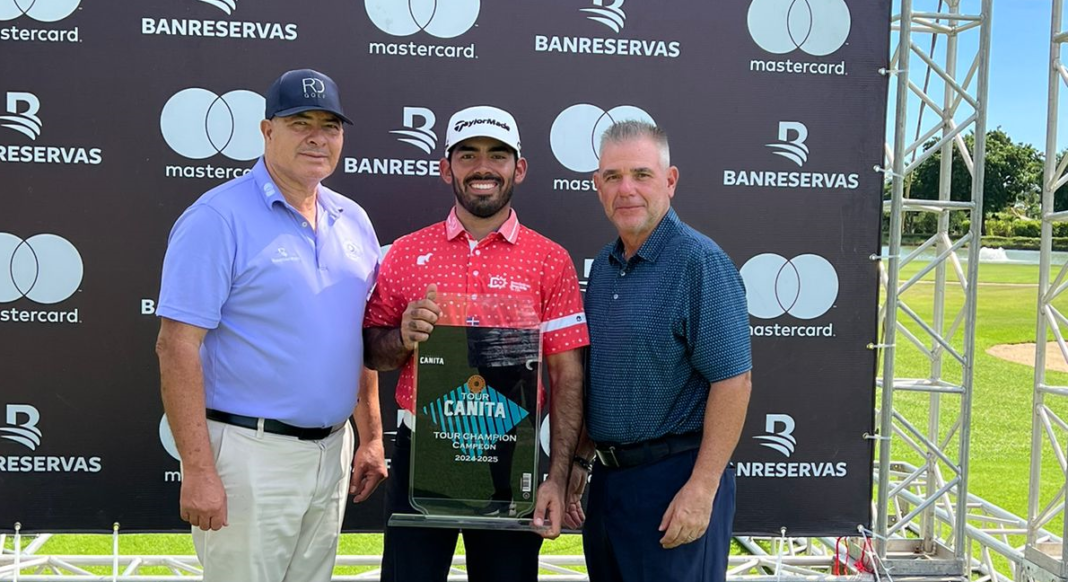 Luis José Placeres y Raúl Cendoya, premian al ganador Juan José Guerra.