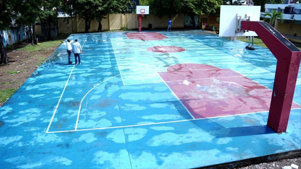Perspectiva de la cancha de baloncesto y voleibol del Centro Educativo Doctor Fabio Amable Mota, ubicado en el sector Los Mina