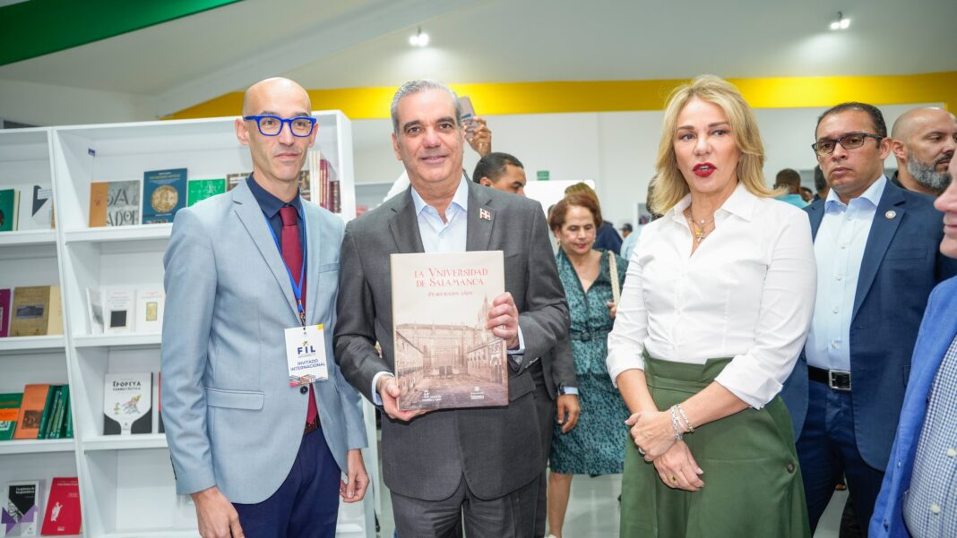 Presidente Abinader recorre la Feria del Libro 2024 condecora Rhina Espaillat