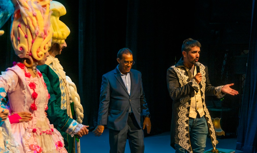 Basilio Nova junto a integrantes de la agrupación Arroz con costra, de España