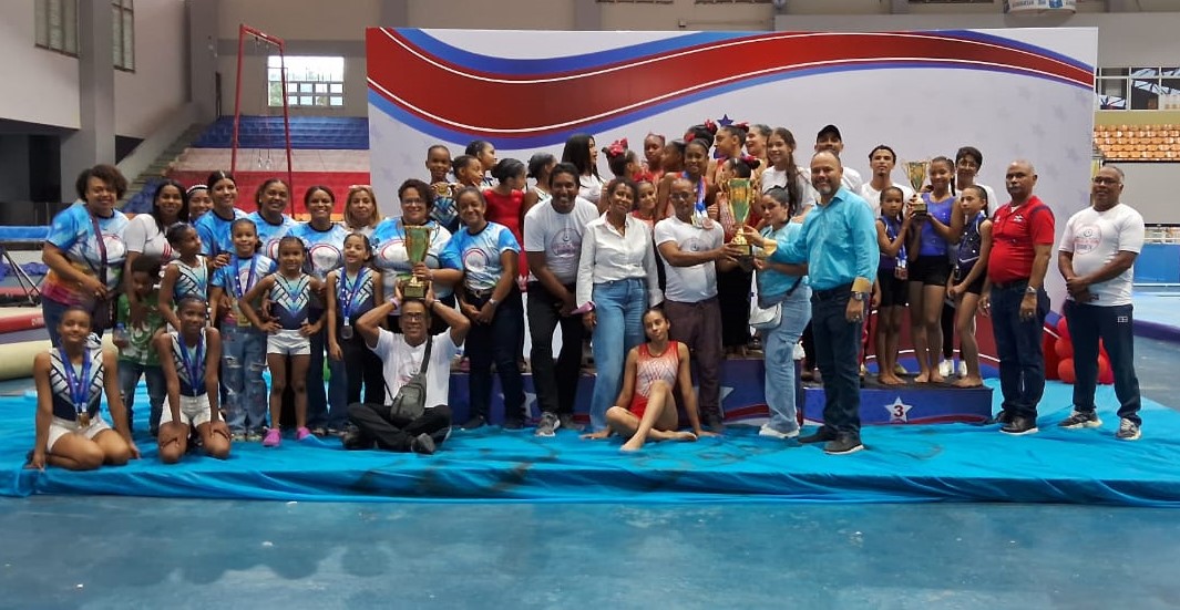 Edwin Rodríguez, presidente de la Fedogim, así como Belkys Gallardo y Gabriel Valerio, en la premiación a los equipos ganadores