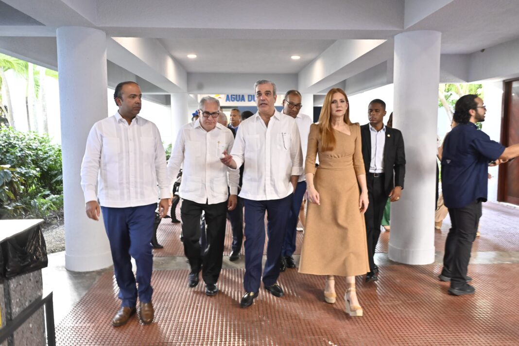 Recorrido Luis Abinader en el remozado Acuario Nacional