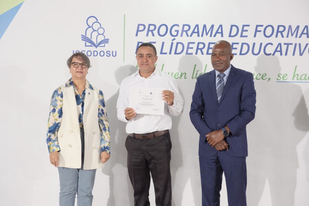 Rectora del ISFODOSU, Dra. Nurys González y director del diplomado, Dr. Víctor Liria entregan certificado a participante