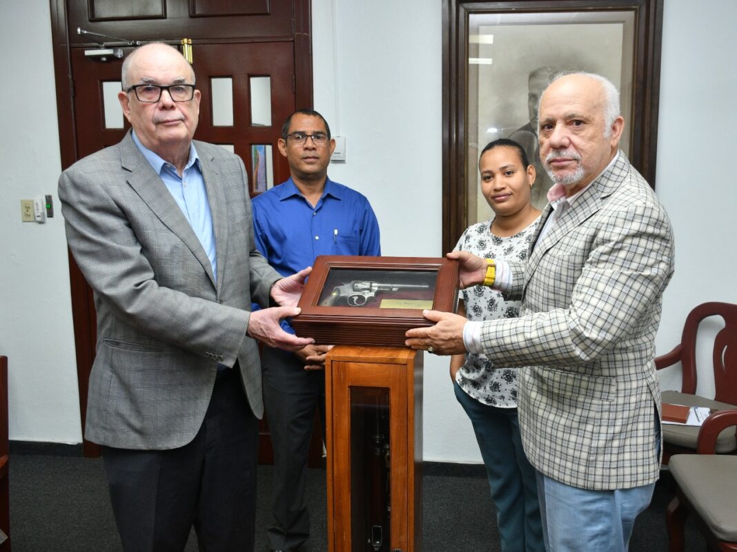El Archivo General de la Nación recibe donación revólveres históricos de Enriquillo