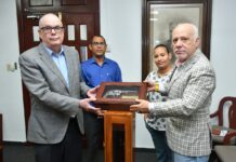 El Archivo General de la Nación recibe donación de revólveres históricos de Enriquillo