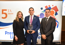 Edward Guzmán recibe reconocimientos como joven destacado