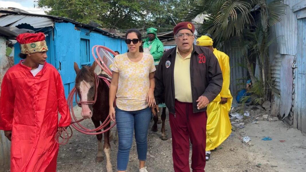 Luis El Gallo sigue a Caballo entregando juguetes niños pobres de San Cristóbal y el Gran Santo Domingo
