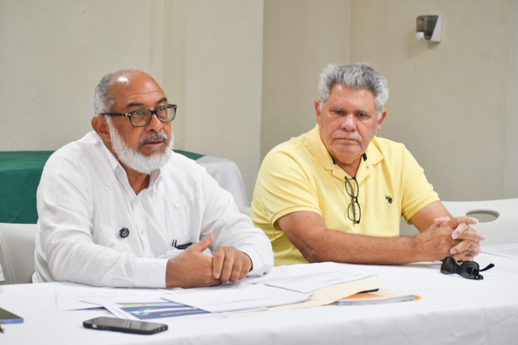 Persio Maldonado, presidente de Fedotenis, junto al vicepresidente Sergio tobal en la asamblea
