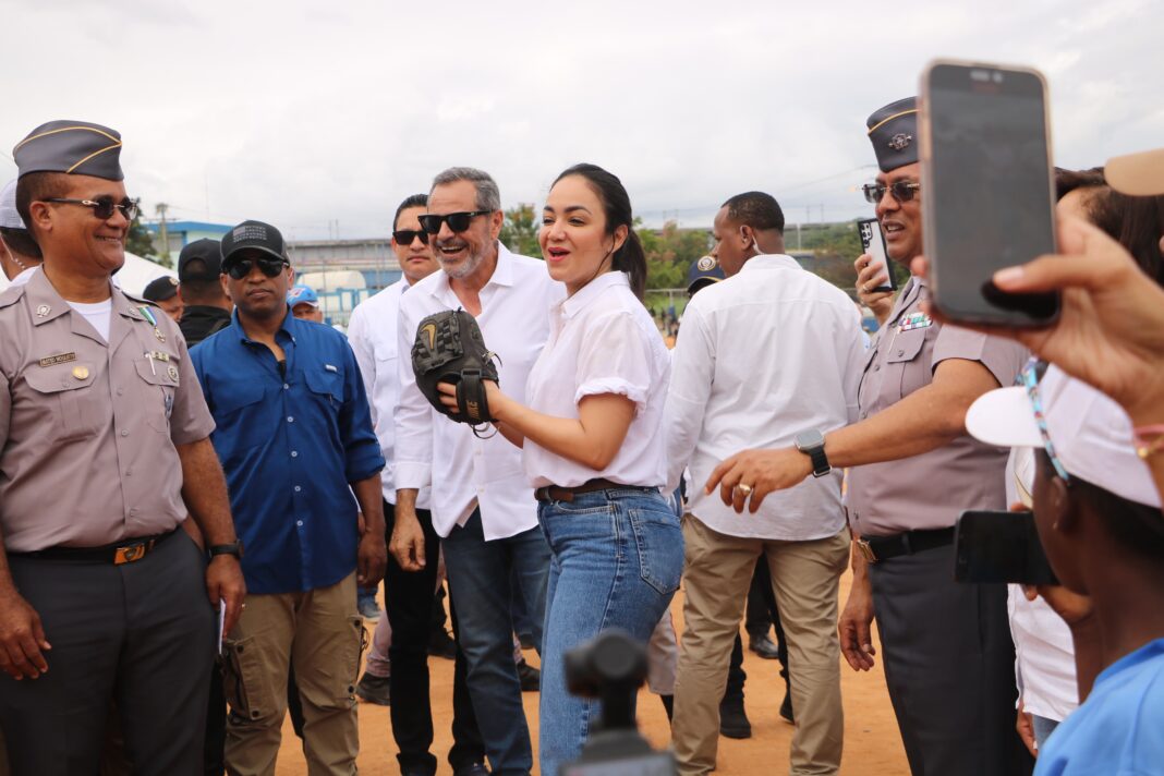 Policía Nacional y DCNB entregan play de béisbol La Zurza