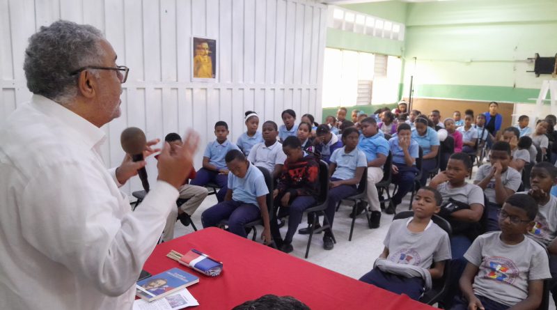 Reynaldo-Disla dialoga con los estudiantes asistentes a la actividad