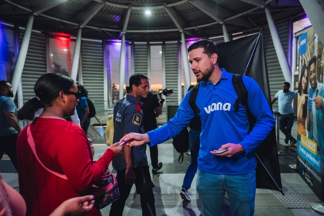 Usuarios de Metro recibiendo su boleto de viaje
