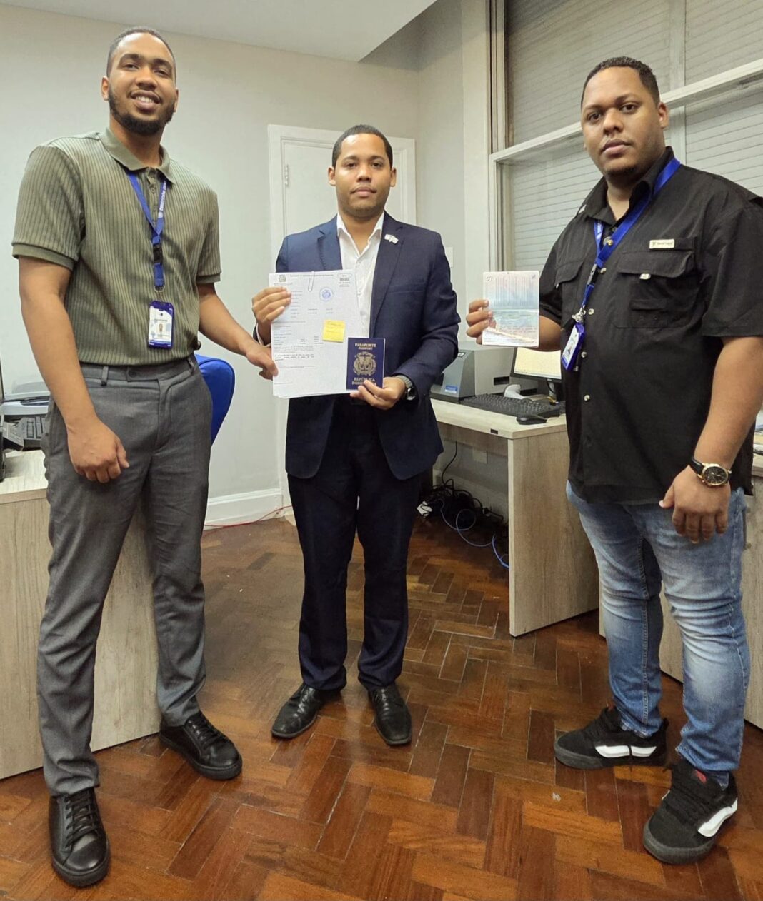 Foto de impresión del primer pasaporte en el Consulado dominicano en Río de Janeiro, Brasil