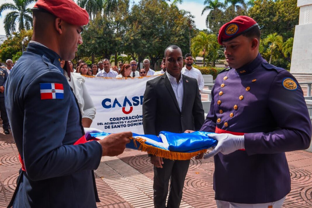 La CAASD deposita ofrenda floral Altar de la Patria