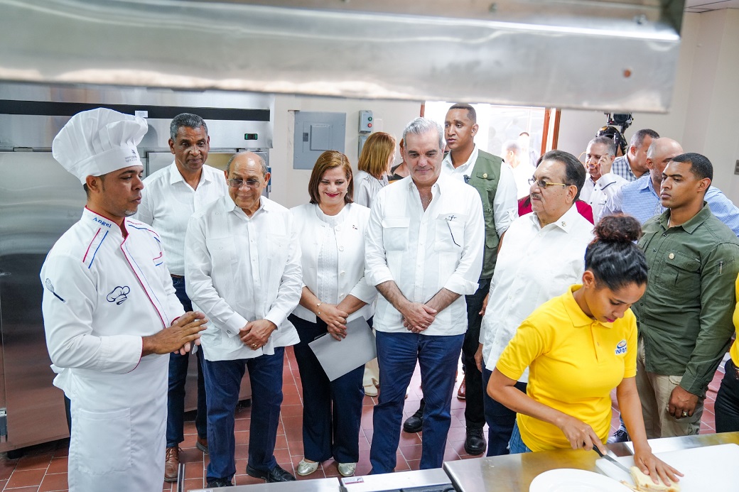 Recorrido de Abinader por instalaciones de la Escuela de formacion Villa Suiza del INFOTEP