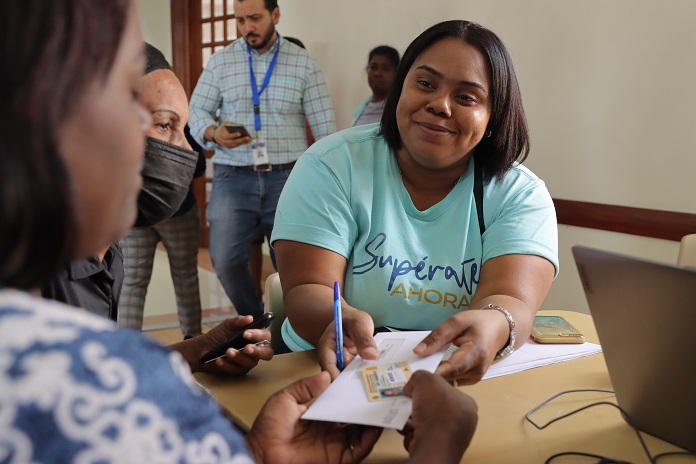 Colaboradora de Supérate brinda servicios a ciudadana