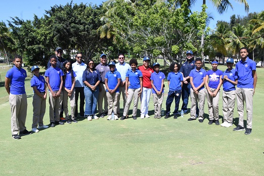 Directivos y técnicos de la Federación Dominicana de Golf (FEDOGOLF) junto a los estudiantes que asistieron por primera vez a un campo profesional de golf