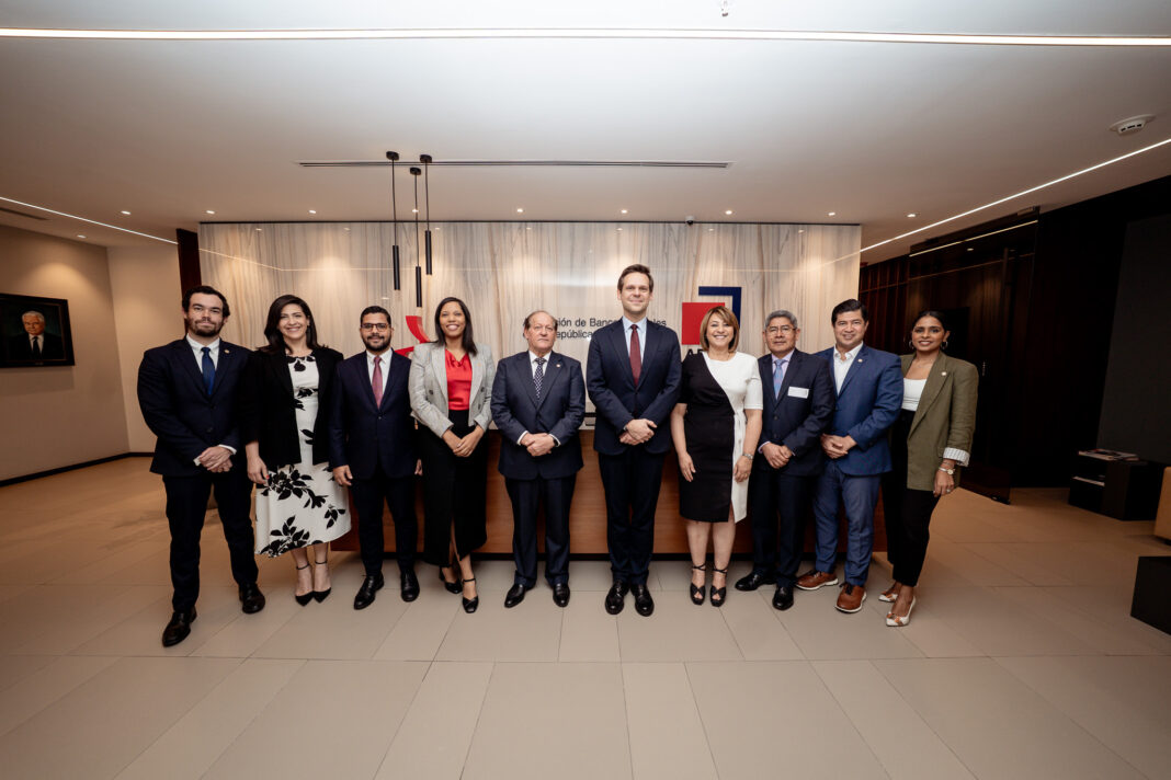 Ejecutivos de la ABA y representantes del FMI asistentes a la reunioìn