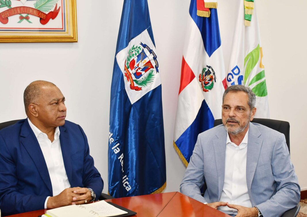 El comisionado de Béisbol Junior Noboa junto al coronel Roberto Hernández Basilio, director de Prisiones (1)