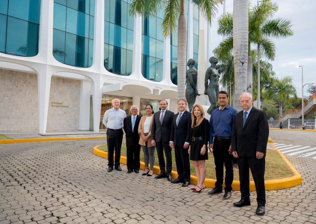Pedro Esteva, Luis López, Elsa Cáceres, Lawrence Hazoury, Gustavo Ariza, Mónica Armanteros, René Guzmán y Marcelino Fernández