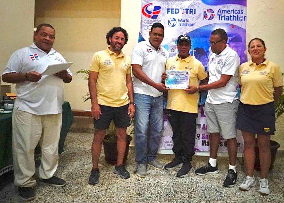 Aristóteles Newman y Francisco Alberto Pérez entrega un reconocimiento a un participante, junto a los instructores Boris Larios Cruz e Ibeth Aguilar.