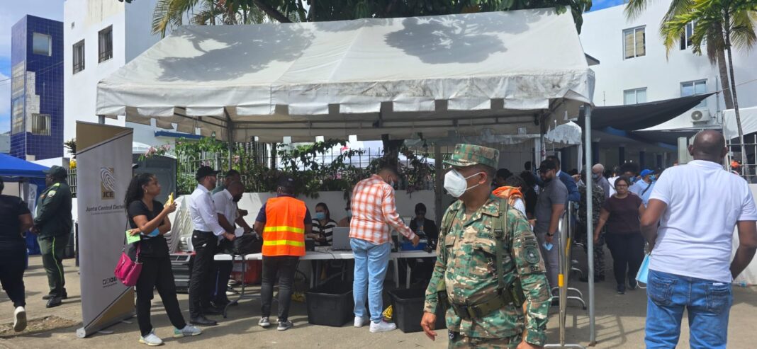 Carpa de la JCE instalada en Patología Forense